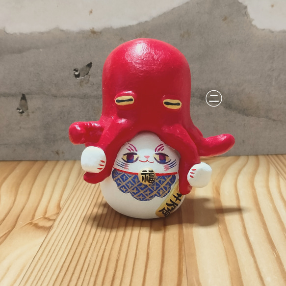 タコ招き猫　座布団付き−招きタコさんの足を掴んでる招き猫　【座布団は受注生産】 15枚目の画像