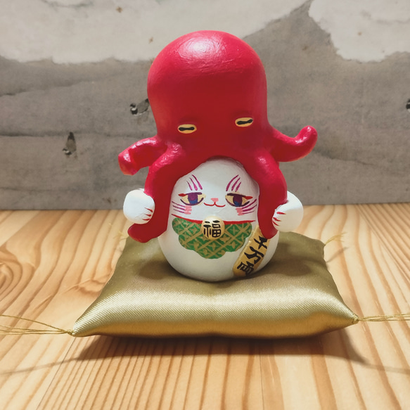 タコ招き猫　座布団付き−招きタコさんの足を掴んでる招き猫　【座布団は受注生産】 1枚目の画像