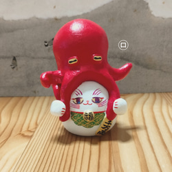 タコ招き猫　座布団付き−招きタコさんの足を掴んでる招き猫　【座布団は受注生産】 11枚目の画像