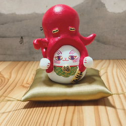 タコ招き猫　座布団付き−招きタコさんの足を掴んでる招き猫　【座布団は受注生産】 3枚目の画像