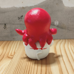 タコ招き猫　座布団付き−招きタコさんの足を掴んでる招き猫　【座布団は受注生産】 12枚目の画像