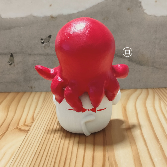 タコ招き猫　座布団付き−招きタコさんの足を掴んでる招き猫　【座布団は受注生産】 12枚目の画像