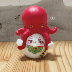 タコ招き猫　座布団付き−招きタコさんの足を掴んでる招き猫　【座布団は受注生産】 9枚目の画像