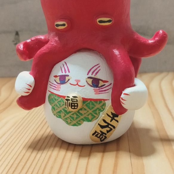 タコ招き猫　座布団付き−招きタコさんの足を掴んでる招き猫　【座布団は受注生産】 4枚目の画像