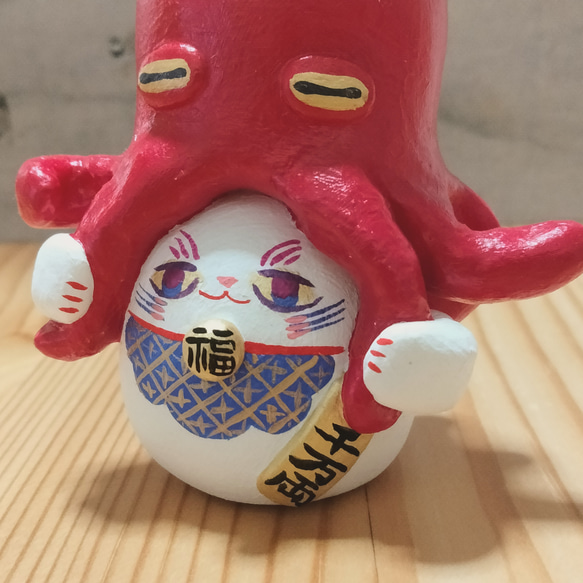 タコ招き猫　座布団付き−招きタコさんの足を掴んでる招き猫　【座布団は受注生産】 6枚目の画像