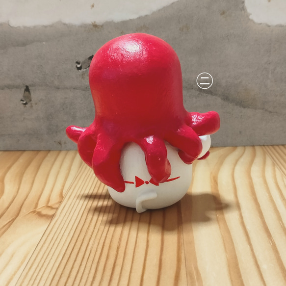 タコ招き猫　座布団付き−招きタコさんの足を掴んでる招き猫　【座布団は受注生産】 16枚目の画像