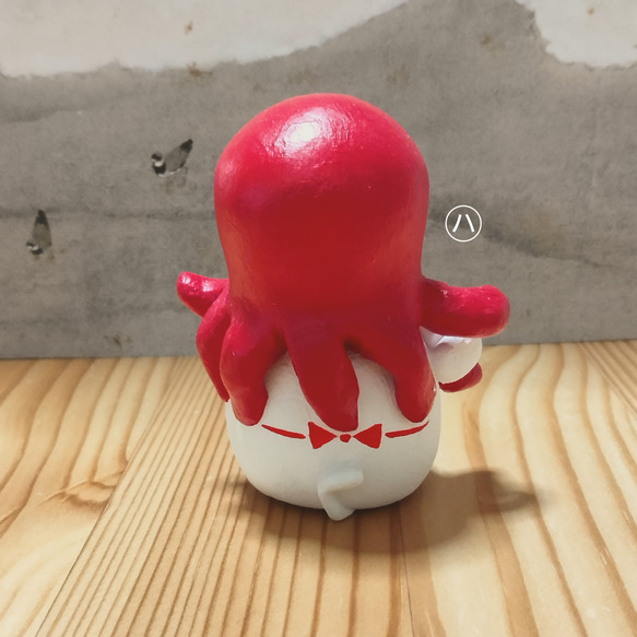 タコ招き猫　座布団付き−招きタコさんの足を掴んでる招き猫　【座布団は受注生産】 14枚目の画像