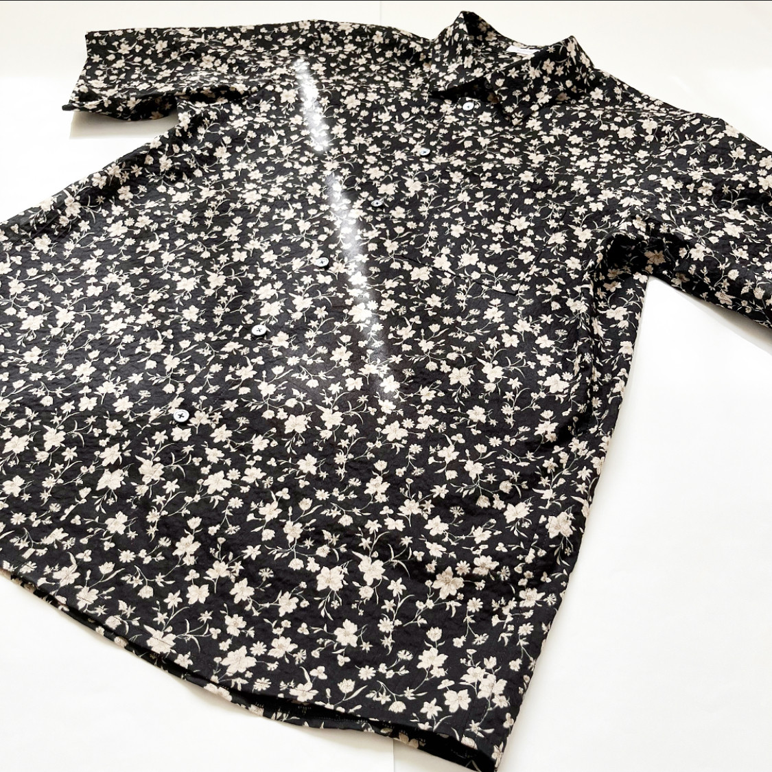 花柄ブラック半袖シャツ