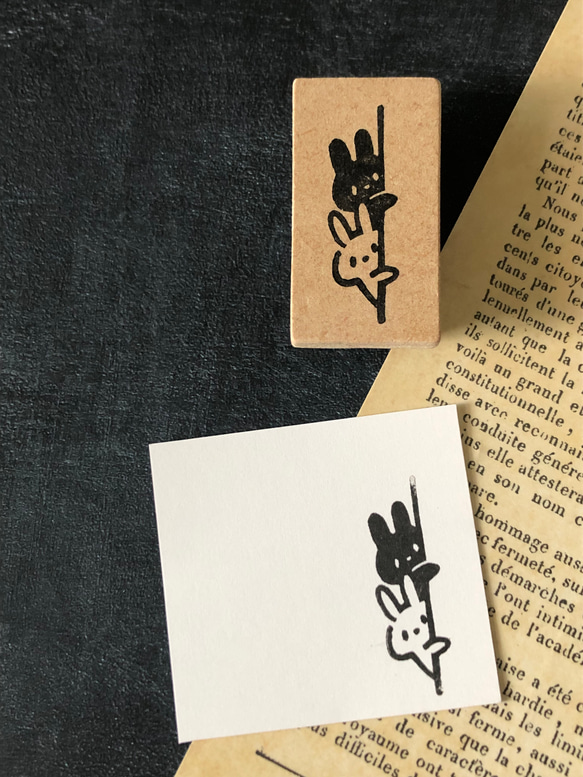 新作　ひょっこりモノクロうさぎ　消しゴムはんこ　eraser stamp 1枚目の画像