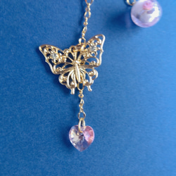 モーヴピンクのアーティフィシャルフラワーバラと蝶々、クリスタルハートのかんざし　ゴールド 2枚目の画像