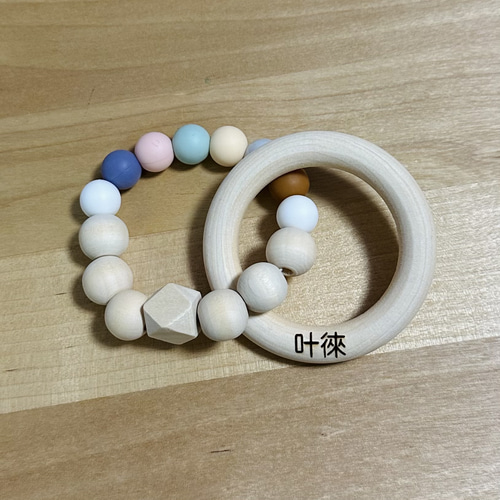 今だけ送料無料！虹色のビーズが可愛い♡天然木の歯固め おもちゃ