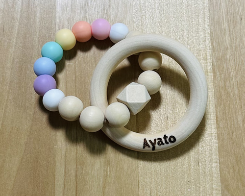 今だけ送料無料！虹色のビーズが可愛い♡天然木の歯固め おもちゃ