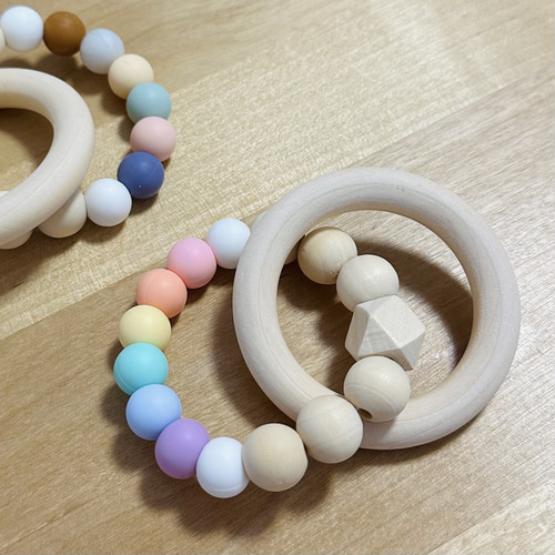 今だけ送料無料！虹色のビーズが可愛い♡天然木の歯固め おもちゃ