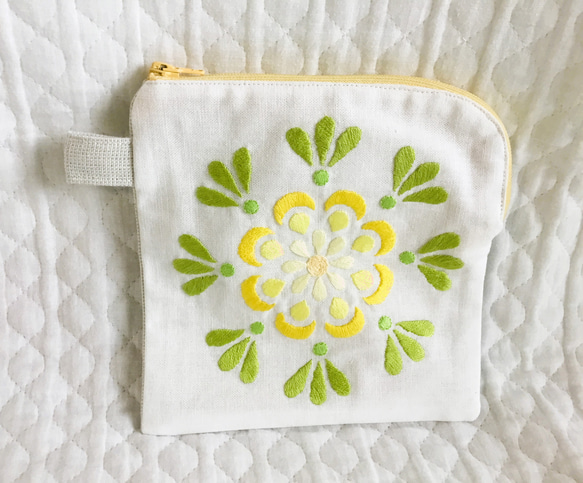 ③花刺繍のましかくポーチ 1枚目の画像