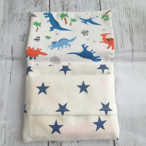 恐竜柄移動ポケット フタあり マチなし クリップつき その他入園グッズ  