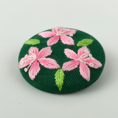 刺繍ブローチ　専用ページ 三色の花刺繍ブローチ ブローチ gleen-t 通販 7945606｜Creema