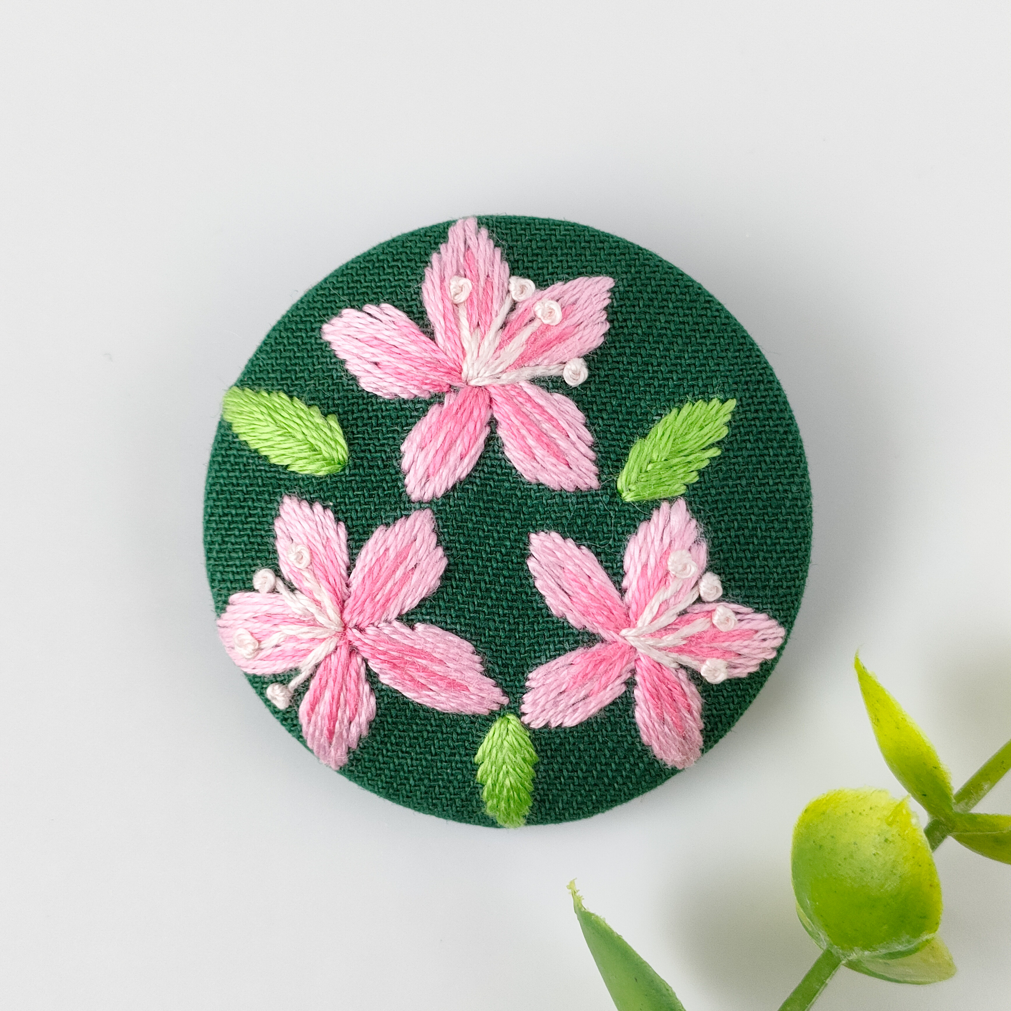 刺繍ブローチ　専用ページ あじさいビーズ刺繍ブローチキット 黄緑 | Sakula embroidery