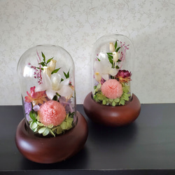 ガラスドームの仏花、デンファレとぽんぽん菊のお供え花、プリザーブド