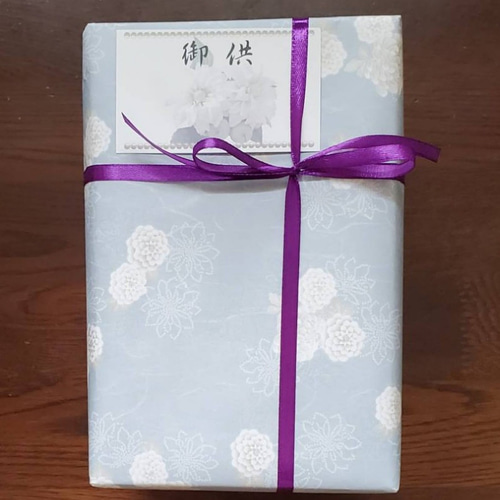 仏花　デンファレと大輪菊　プリザーブドフラワー　ガラスドーム（L）　華やか ガラスドームのプリザーブドフラワー 仏花 デンファレ｜お供え用