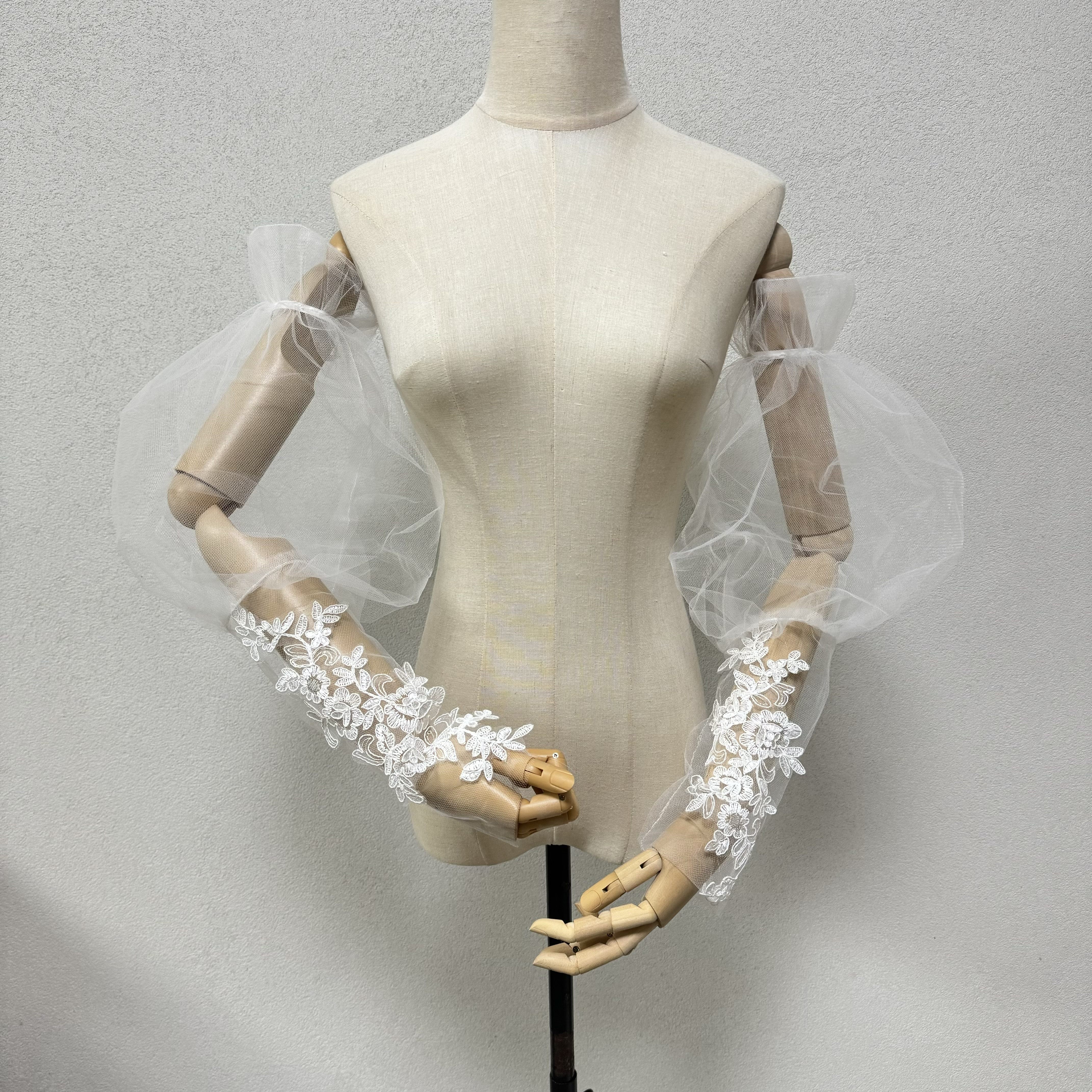 新店舗特典！2023新作　上品なレース　チュール　ホワイト　取り外し袖 ショルダーの付け袖 パフスリーブ　花柄のモチーフ 6,200円