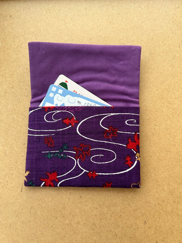 フラップポーチ　カード入れサイズ 　和柄　紫系　金魚柄 2枚目の画像