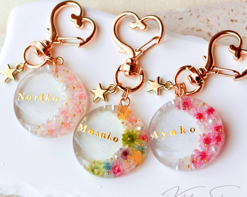 オーダーメイド〉名前キーホルダー【花咲く月】全8色 キーホルダー