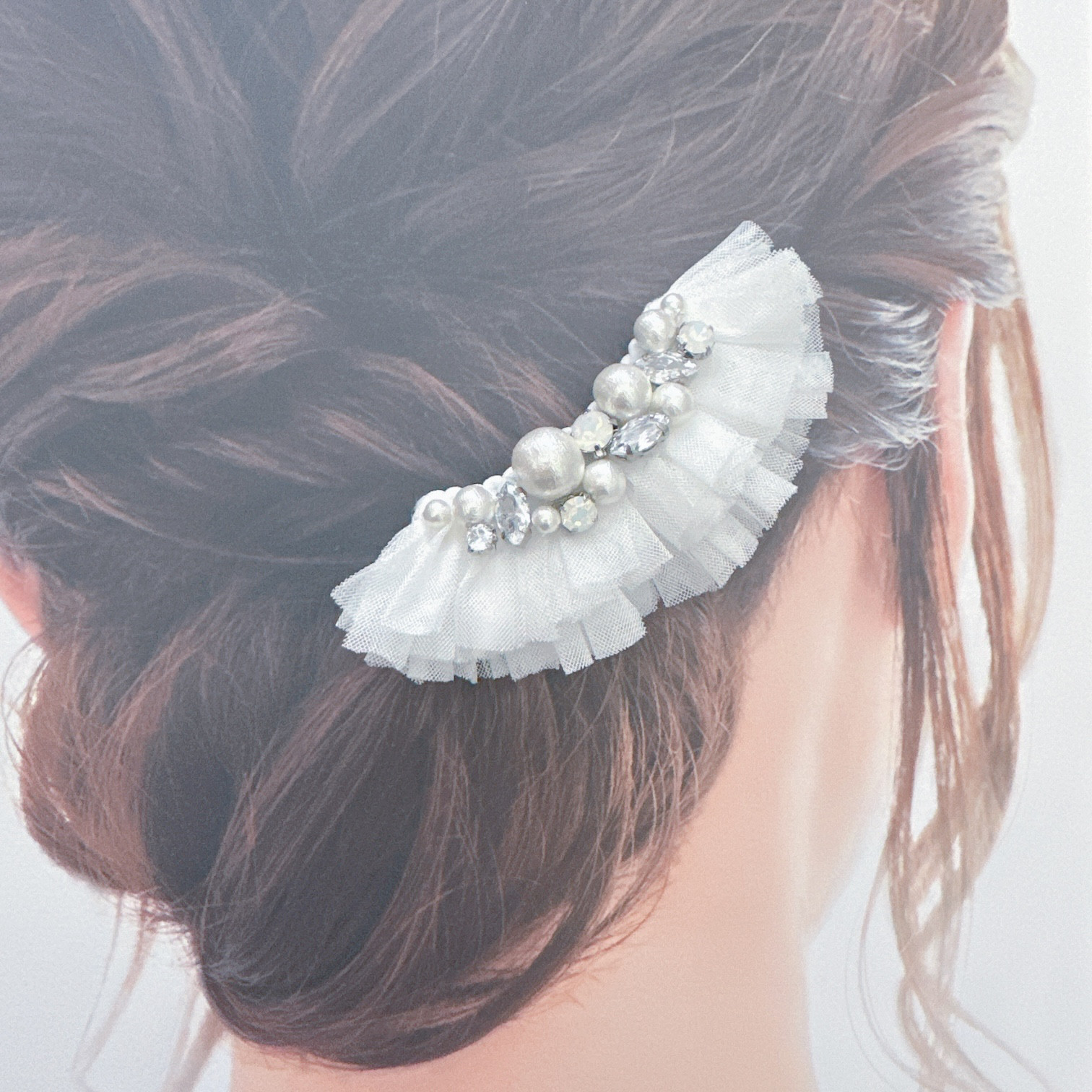 チュールフリル＆パールジュエルブローチ・バレッタ　卒業・入学・結婚式　フリルコサージュ
