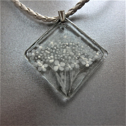 【透明感－初夏Dー】GLASS白灰釉ペンダント　アクセサリー　野の花　一点物 3枚目の画像