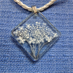 【透明感－初夏Dー】GLASS白灰釉ペンダント　アクセサリー　野の花　一点物 1枚目の画像