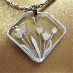 【透明感－初夏Eー】GLASS白灰釉ペンダント　アクセサリー　野の花　一点物 3枚目の画像