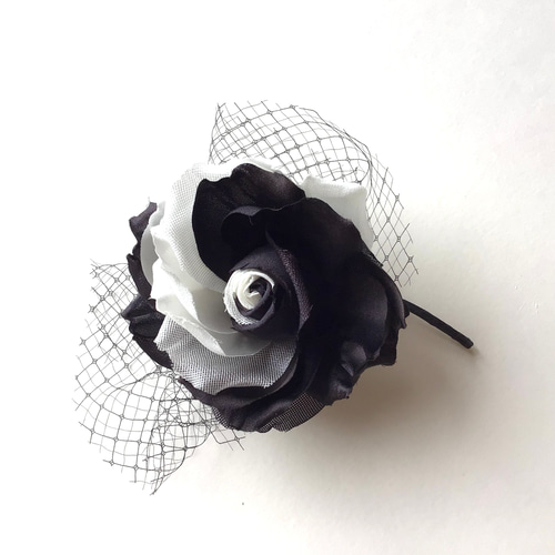 白と黒のアンバランスの薔薇 コサージュ 花寿美草 通販 16128077
