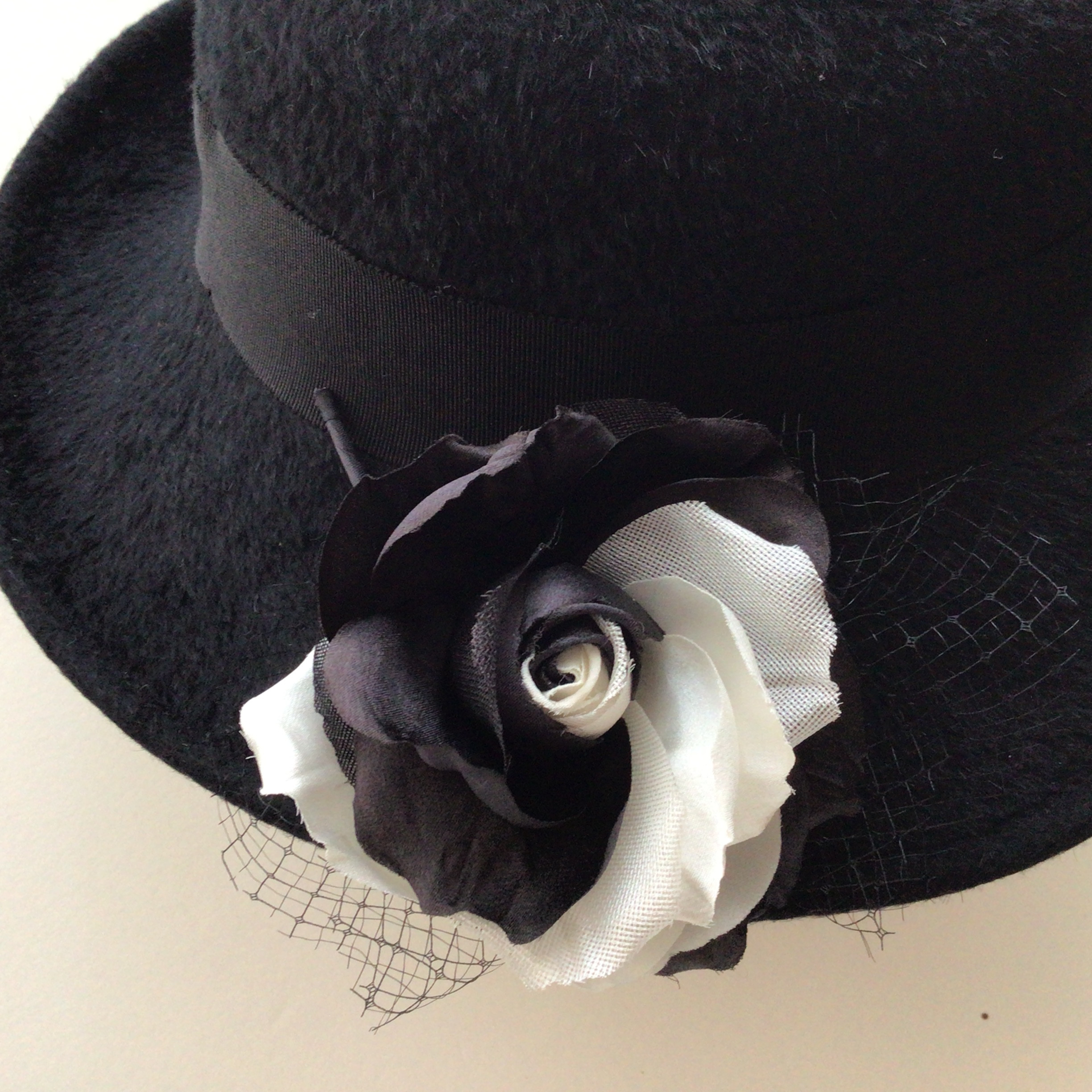 白と黒のアンバランスの薔薇