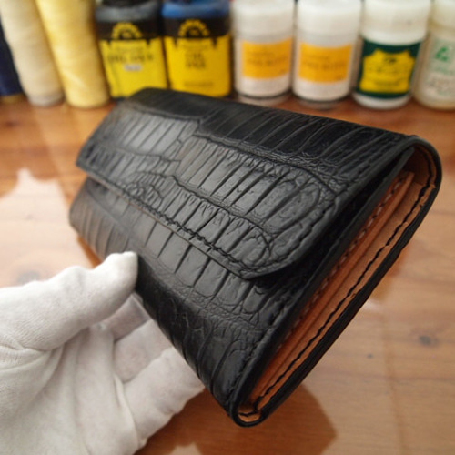 オーダー】大きく開く一枚革のクロコダイル本革とサドルを使ったボタン  