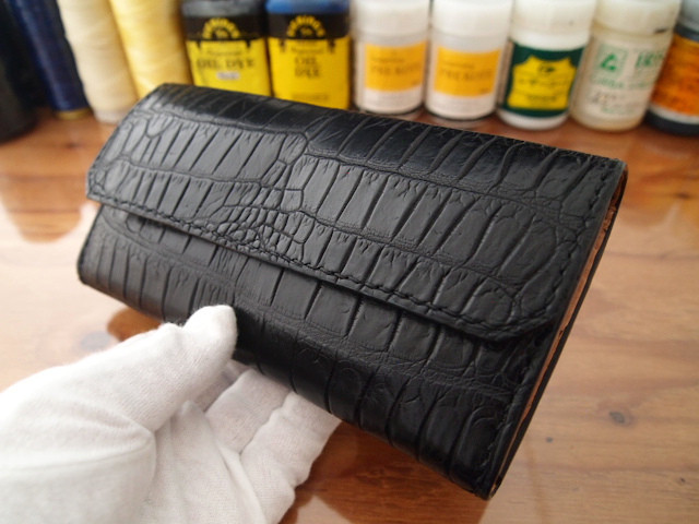 【オーダー】大きく開く一枚革のクロコダイル本革とサドルを使ったボタン開閉式の長財布