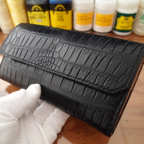 オーダー】大きく開く一枚革のクロコダイル本革とサドルを使ったボタン  