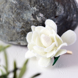 白い花びら✿立体刺繍『くちなし』のポニーフック 1枚目の画像