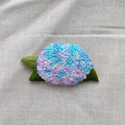 紫陽花の刺繍ブローチ 2枚目の画像