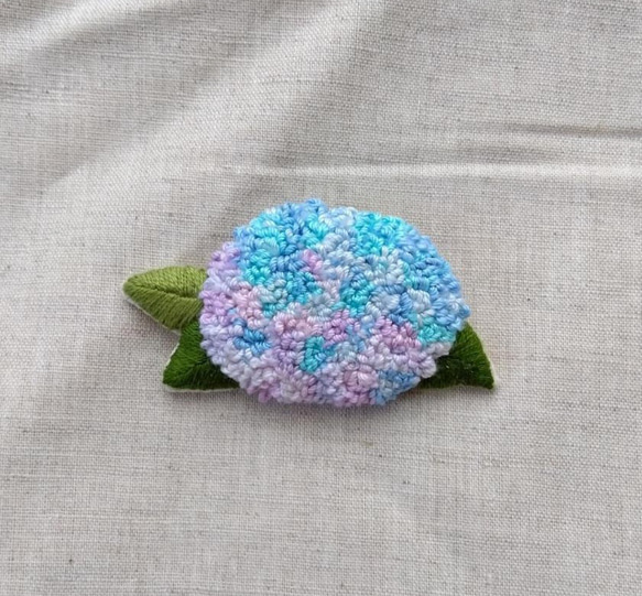 紫陽花の刺繍ブローチ 2枚目の画像