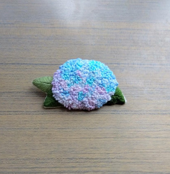 紫陽花の刺繍ブローチ 3枚目の画像