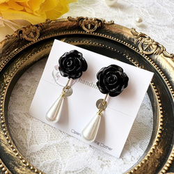 【薔薇とパールのイヤリング　ブラック】薔薇　バラ　花　パール　雫　黒　ブラック　揺れる　プレゼント　ロマンチック 4枚目の画像