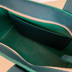 オイルレザーのトートバッグ　少し大きめのバッグ　シンプルなバッグ　エメラルドグリーン　少し硬めの革 8枚目の画像