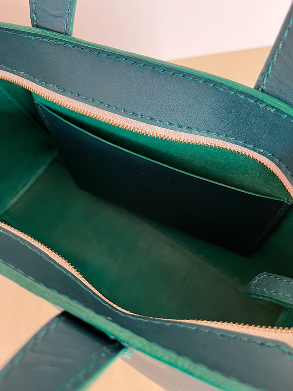 オイルレザーのトートバッグ　少し大きめのバッグ　シンプルなバッグ　エメラルドグリーン　少し硬めの革 8枚目の画像