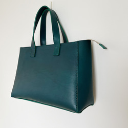 オイルレザーのトートバッグ　少し大きめのバッグ　シンプルなバッグ　エメラルドグリーン　少し硬めの革 2枚目の画像