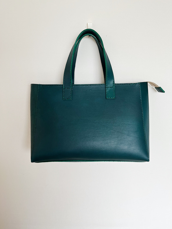 オイルレザーのトートバッグ　少し大きめのバッグ　シンプルなバッグ　エメラルドグリーン　少し硬めの革 1枚目の画像