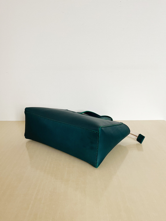 オイルレザーのトートバッグ　少し大きめのバッグ　シンプルなバッグ　エメラルドグリーン　少し硬めの革 6枚目の画像