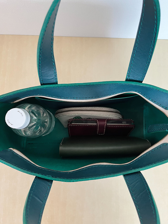 オイルレザーのトートバッグ　少し大きめのバッグ　シンプルなバッグ　エメラルドグリーン　少し硬めの革 9枚目の画像