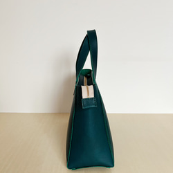 オイルレザーのトートバッグ　少し大きめのバッグ　シンプルなバッグ　エメラルドグリーン　少し硬めの革 5枚目の画像