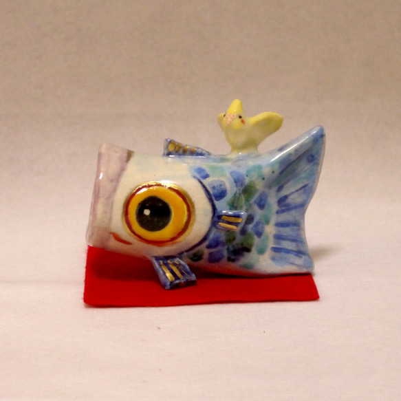 端午の節句飾り　鯉のぼり「こいのぼりに乗ったオカメインコ」（陶器の小鳥の置物） 4枚目の画像