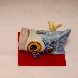 端午の節句飾り　鯉のぼり「こいのぼりに乗ったオカメインコ」（陶器の小鳥の置物） 2枚目の画像