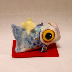 端午の節句飾り　鯉のぼり「こいのぼりに乗ったオカメインコ」（陶器の小鳥の置物） 3枚目の画像